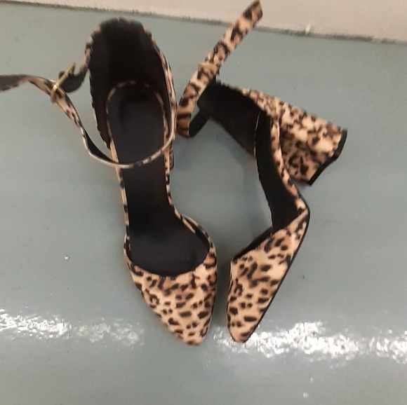 Charlotte Russe CHEETAH Animal print pumps Ankle strap Chunky heel sz 6 fits 8.5 - Picture 3 of 15